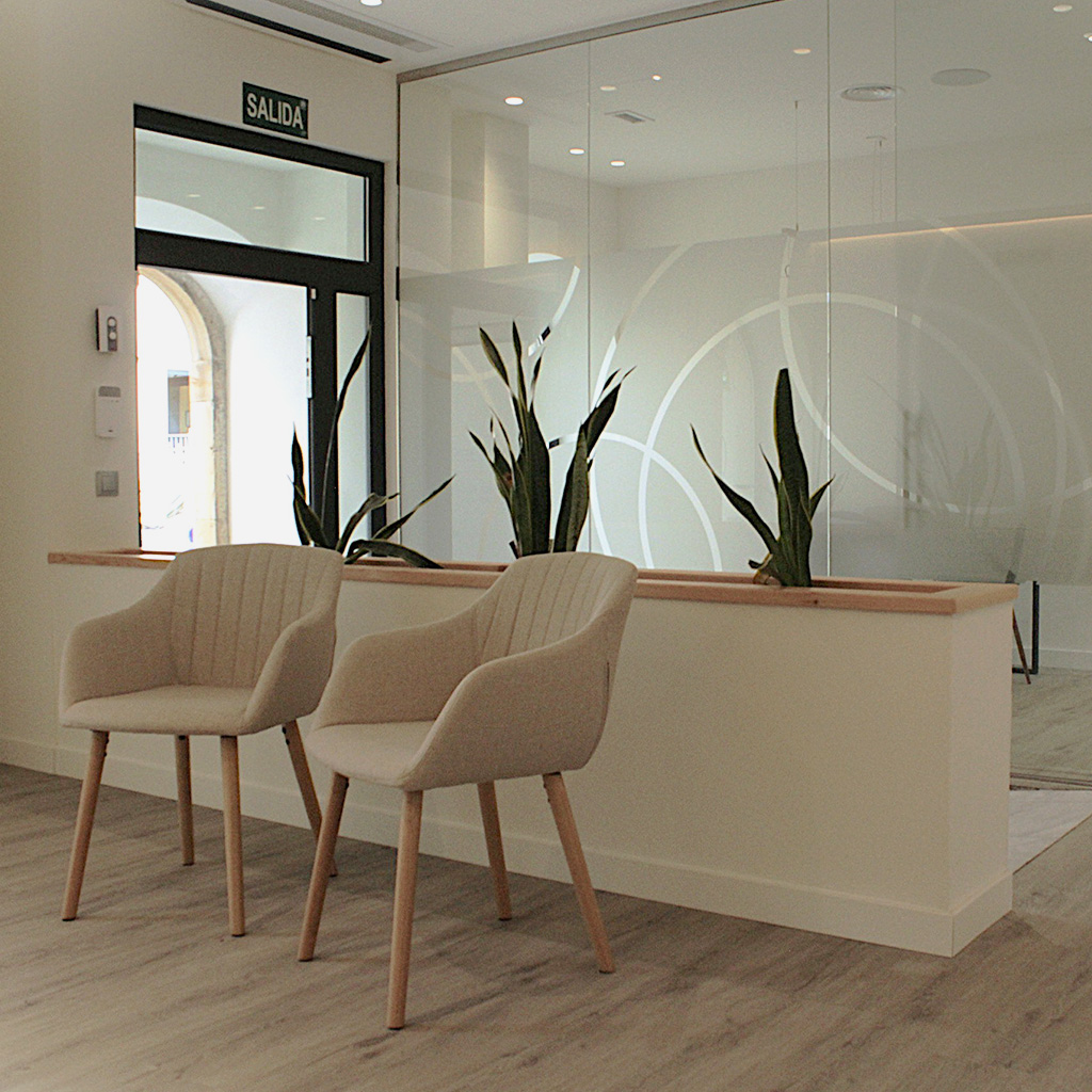 Sala de espera con butacas y plantas