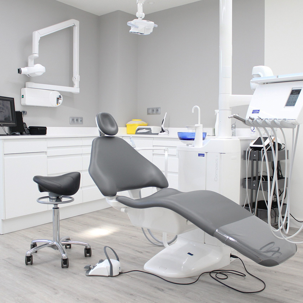 Gabinete dental con sillón y equipo de rayos